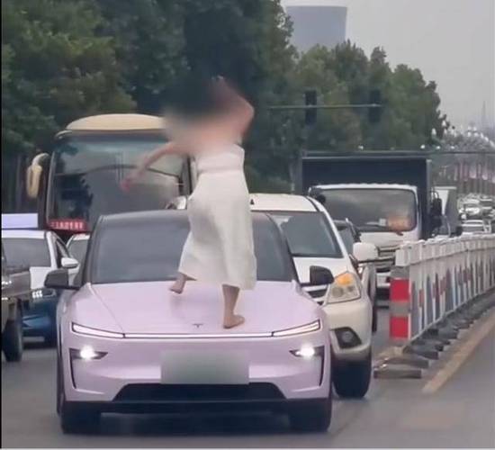 2005新澳正版免费大全和女子持械打砸多辆车与女子持械打砸多辆车视频